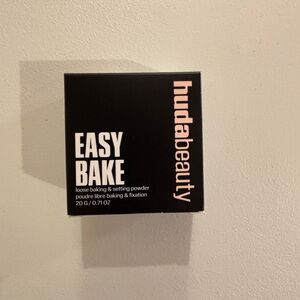 HUDA BEAUTY Easy Bake Loose Powder - Black and Pink